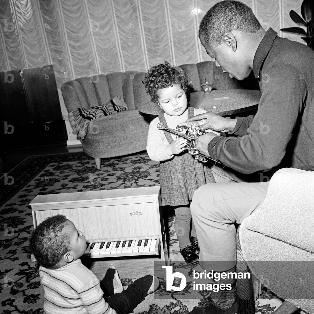 Jazz trumpet player and Schlager singer Billy Mo with his children Susanna and Jeffrey Gordon, Germany 1960s