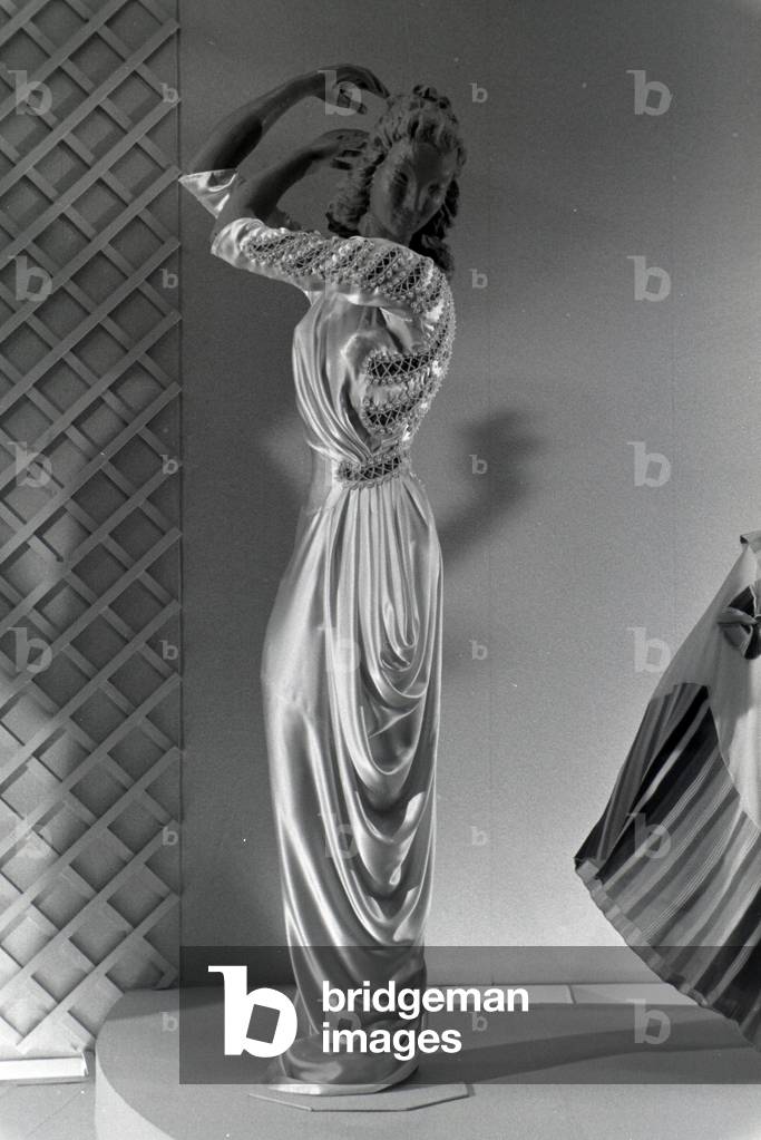 Display dummy in feastful evening dress, made of the synthetic rubber vistra of the chemistry company I, G. Farbenindustrie AG, Germany 1940s (b/w photo)