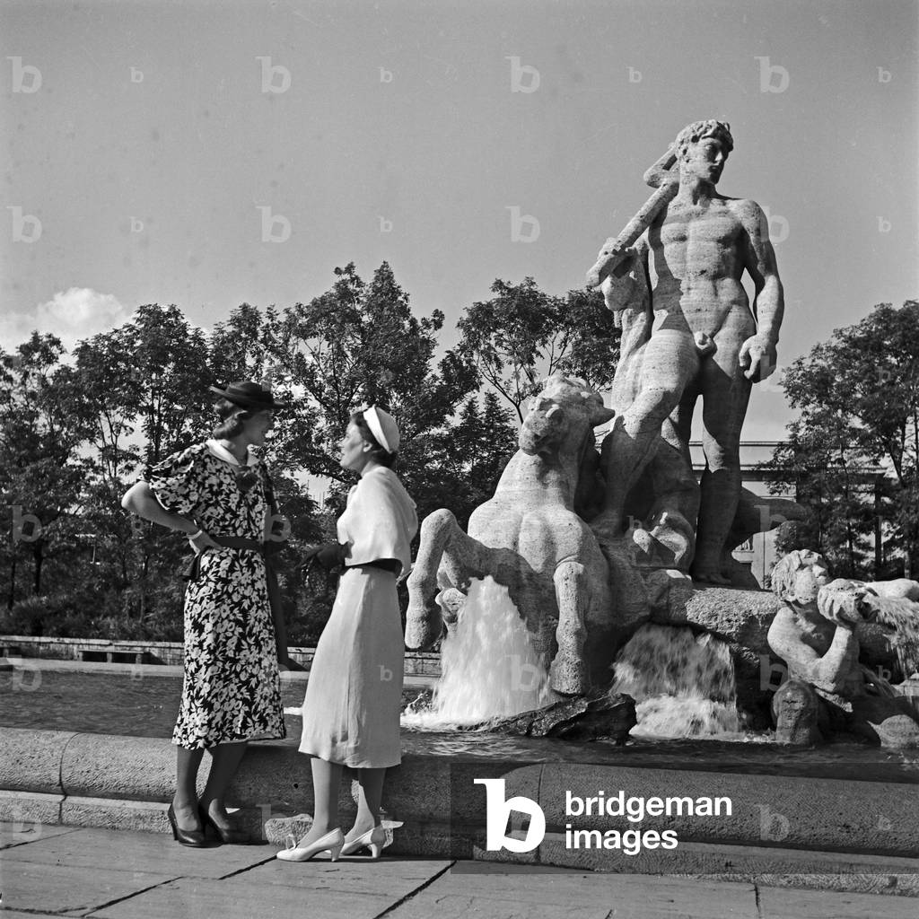 Two women by a man's sculpture, Germany 1930s (b/w photo)