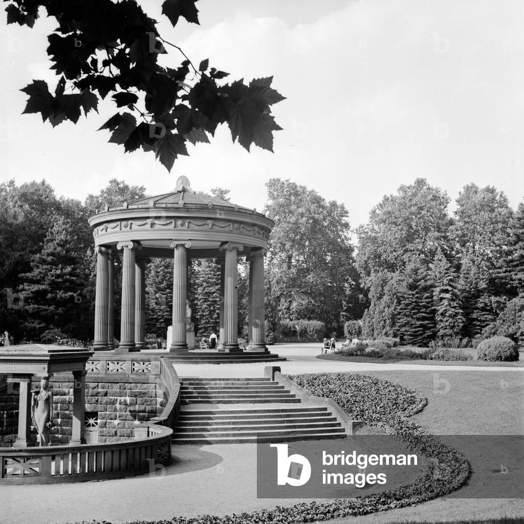 Elisabethenbrunnen well in the park at spa resort Bad Homburg, Germany 1930s (b/w photo)