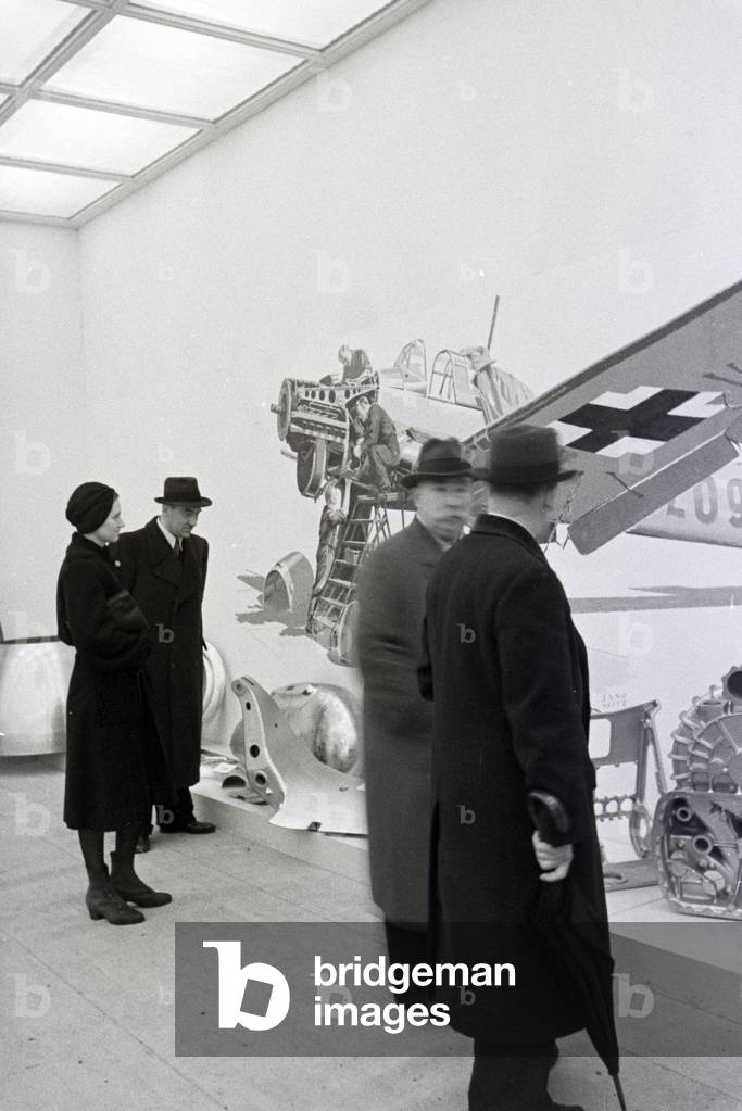 Wiener Modemesse (b/w photo)