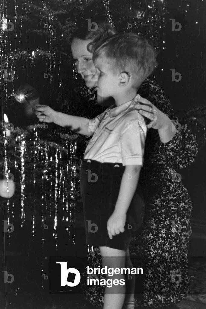 A family celebrating Christmas, Germany 1930s (b/w photo)