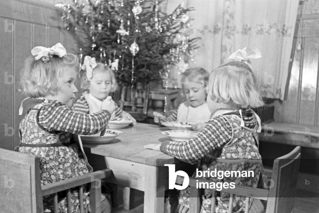 Christmas at a family with quadruplet girls, Germany 1930s (b/w photo)