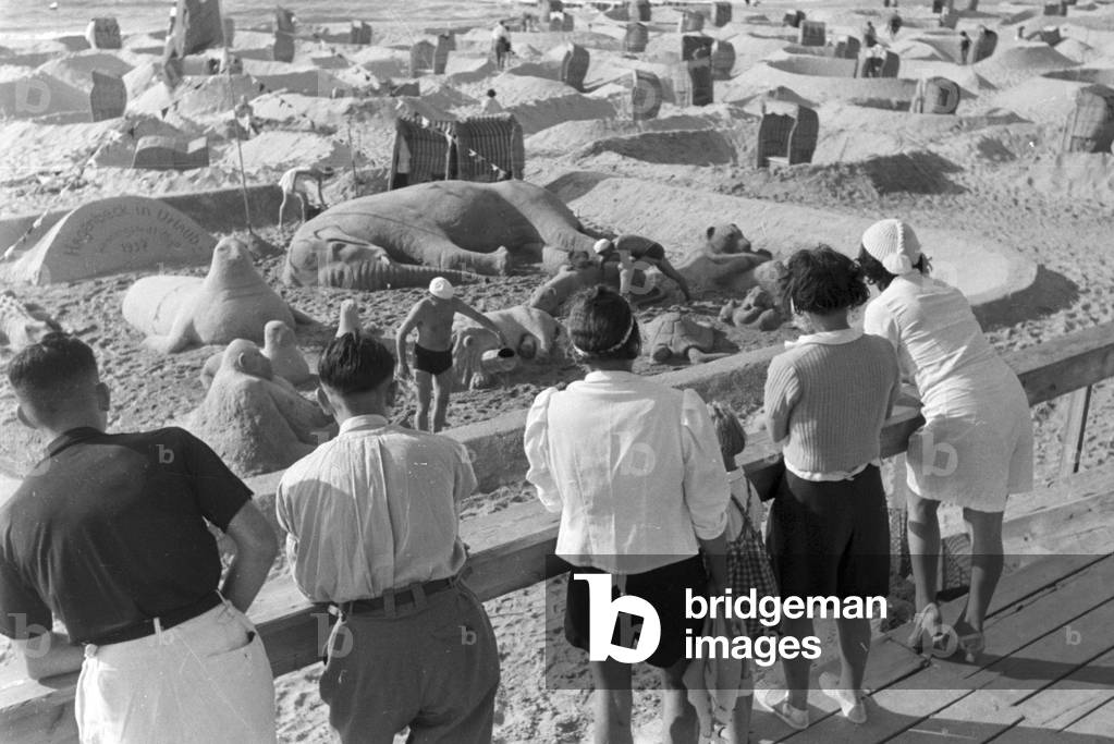 Vacation at the Baltic Sea, Germany 1930s (b/w photo)