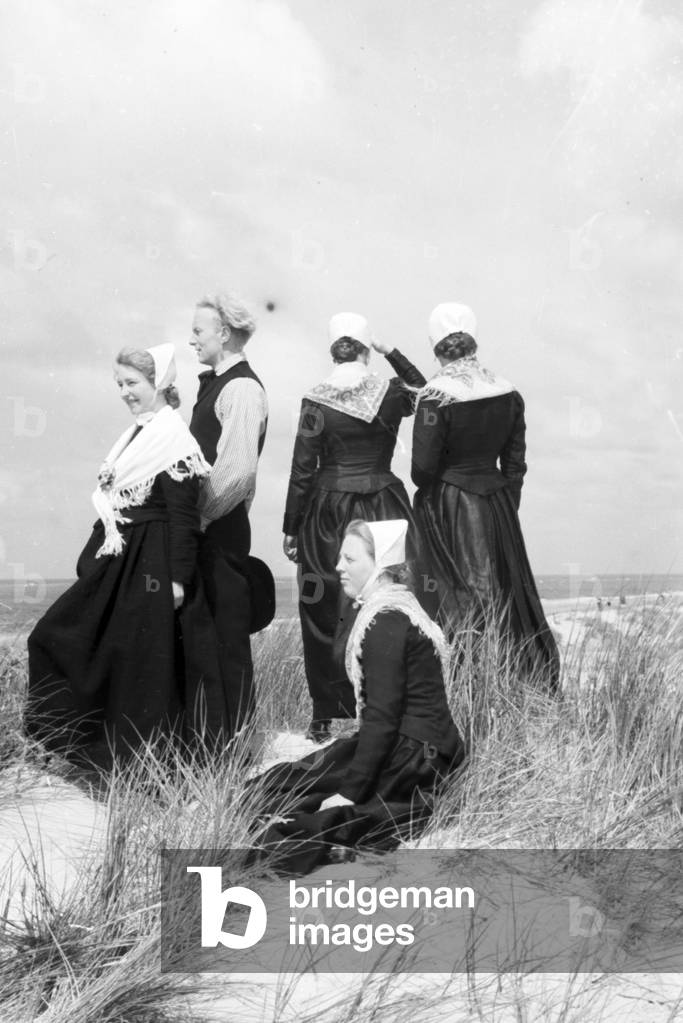 Four woman and a man wearing array of the area around the city of Norddeich, Germany 1930s (b/w photo)