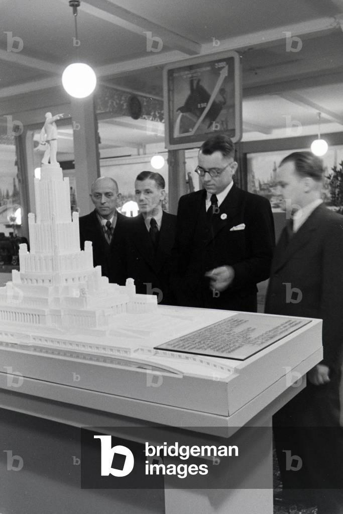 Visitors of the Leipziger Frühjahrsmesse in front of an architectural model of a Soviet monument, Germany 1941 (b/w photo)