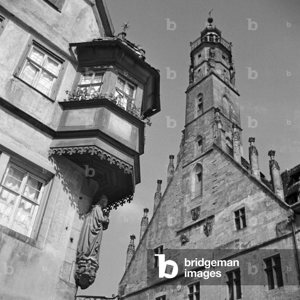 Jutty vis-a-vis Rothenburg town hall, Germany 1930s (b/w photo)
