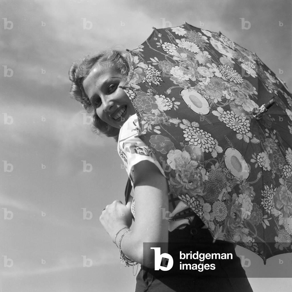 A young woman with a sun umbrella, Germany 1930s (b/w photo)