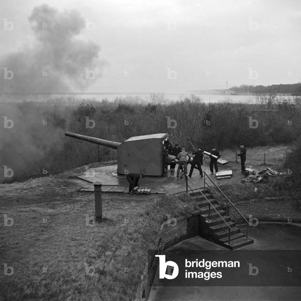 Navy soldiers learning how to use missiles at Wasermuende navy school, Germany, 1930s (b/w photo)