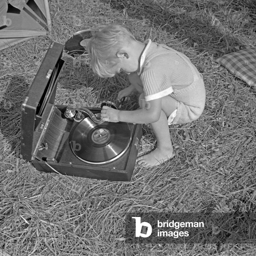The Electrola Koffer 106 suitcase gramophone is easy to handle, even by children, Germany 1930s (b/w photo)