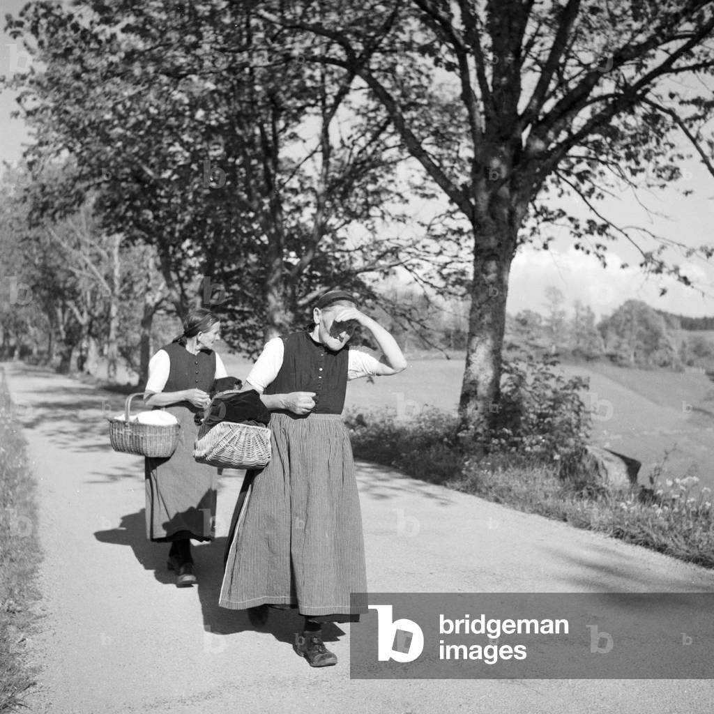 Women on their way to the market, Germany 1930s (b/w photo)
