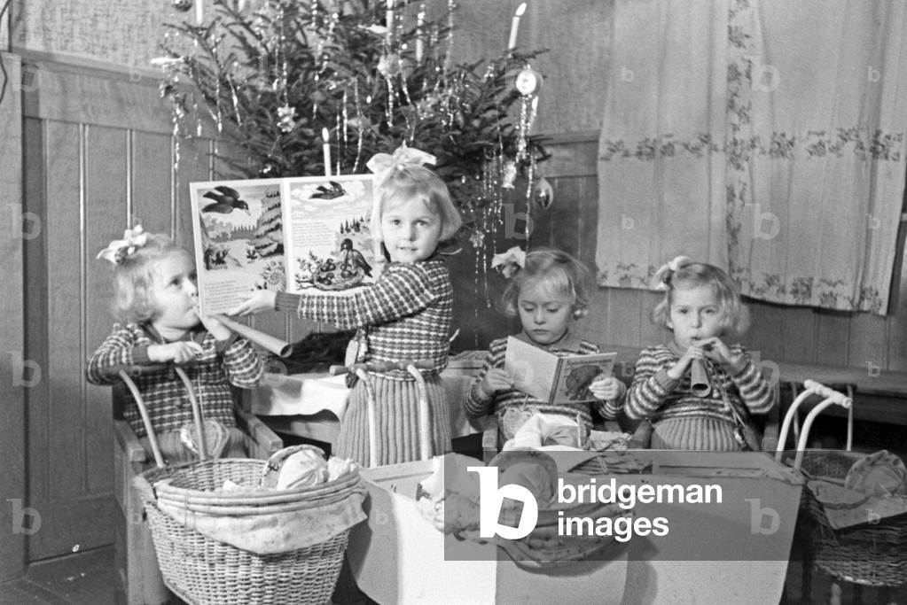 Christmas at a family with quadruplet girls, Germany 1930s (b/w photo)