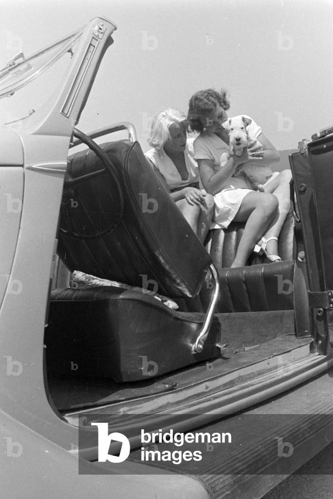 A ride with the Ford V8, Germany 1930s (b/w photo)