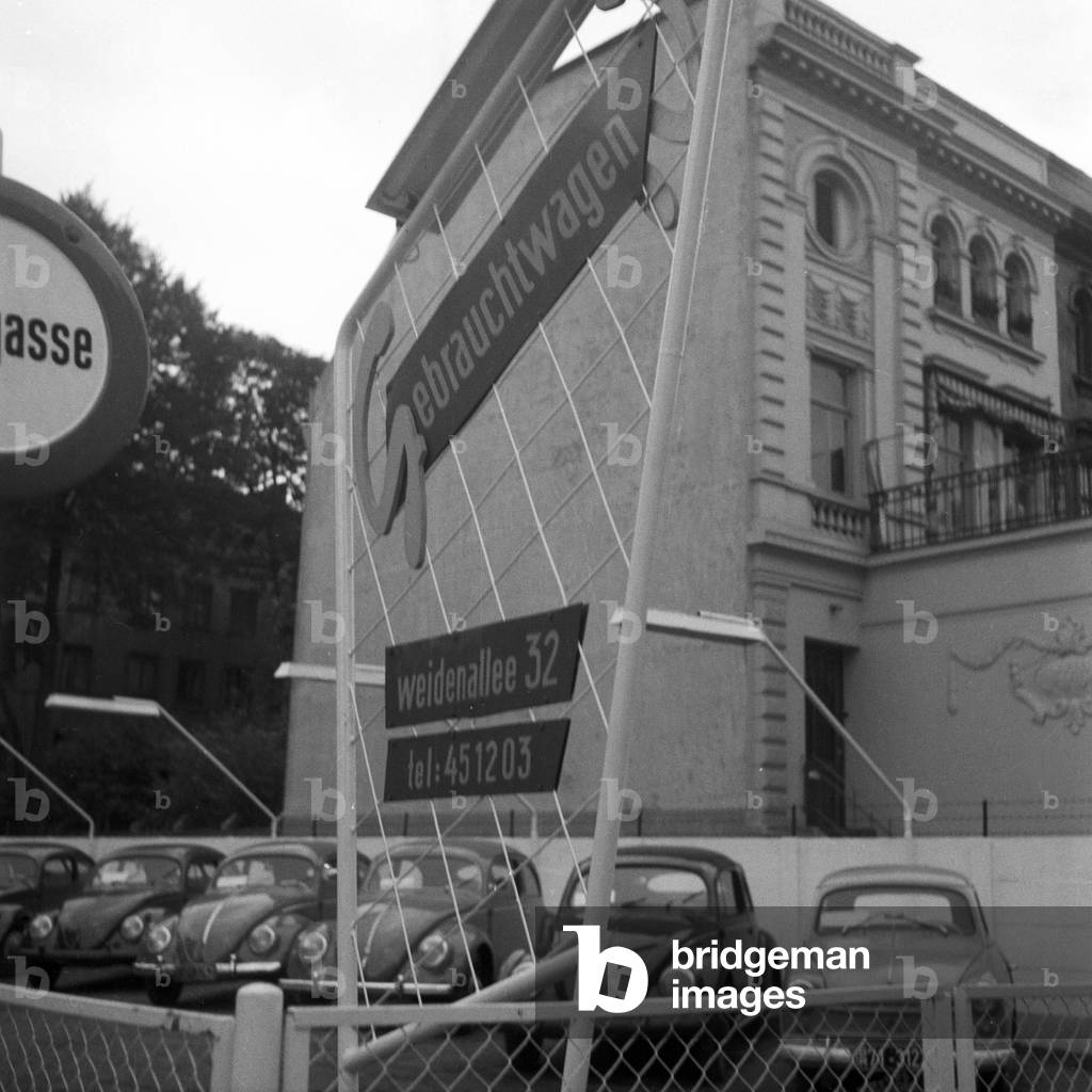 Sign of a second hand car dealer in Hamburg 1954