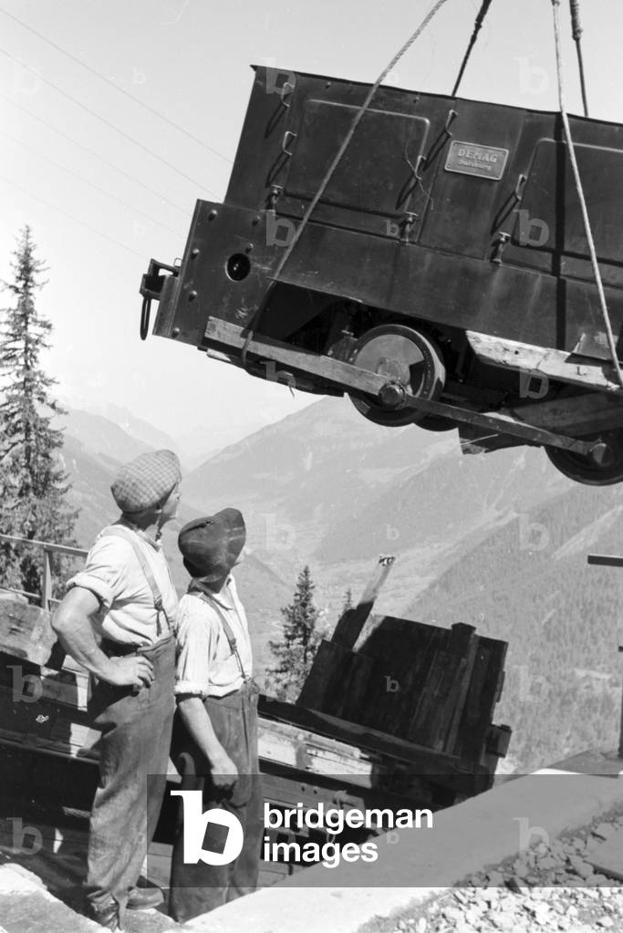A village developing at the Piz Buin, Germany 1930s (b/w photo)