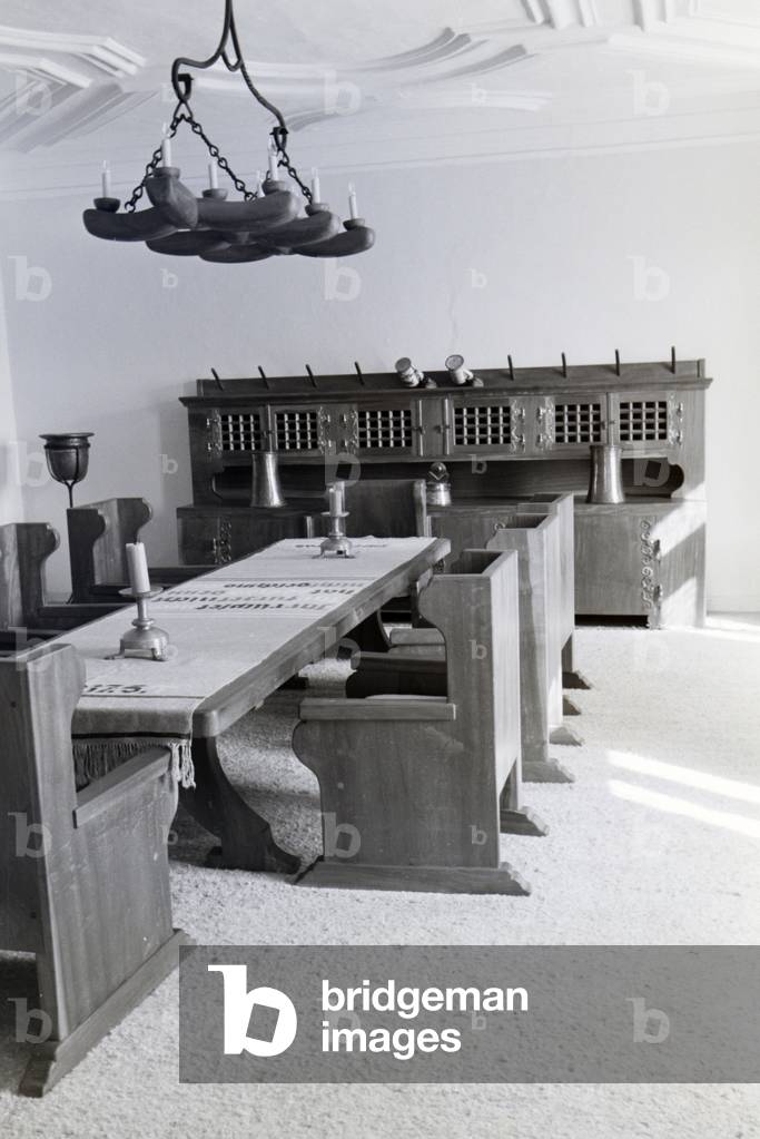 Dining room with a long table and table runner in the Hartmannsberg castle, the residence of Hitler-'s favoured sculptor Josef Thorak, Germany 1930s