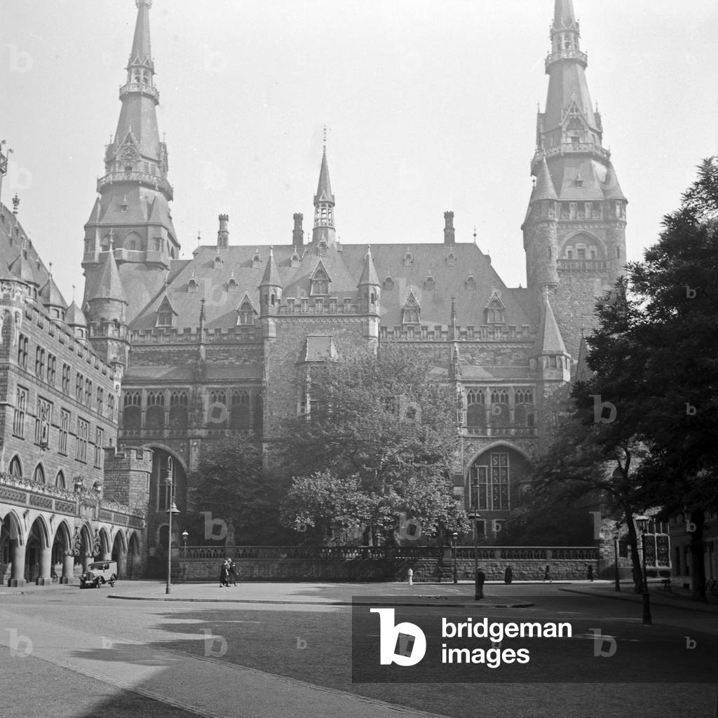 View over Katschhof square to the baroque style Aachen city hall, Germany 1930s (b/w photo)