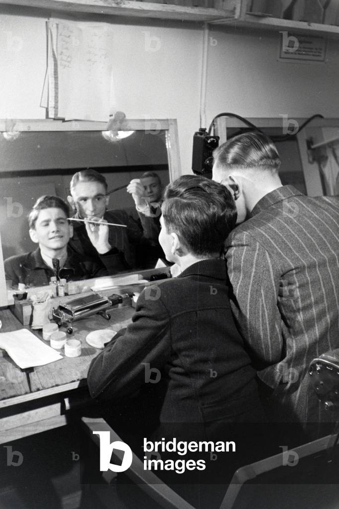 Actors putting on make-up for the audition for the film Familienanschluss by Carl Boese, Germany ca.1940 (b/w photo)