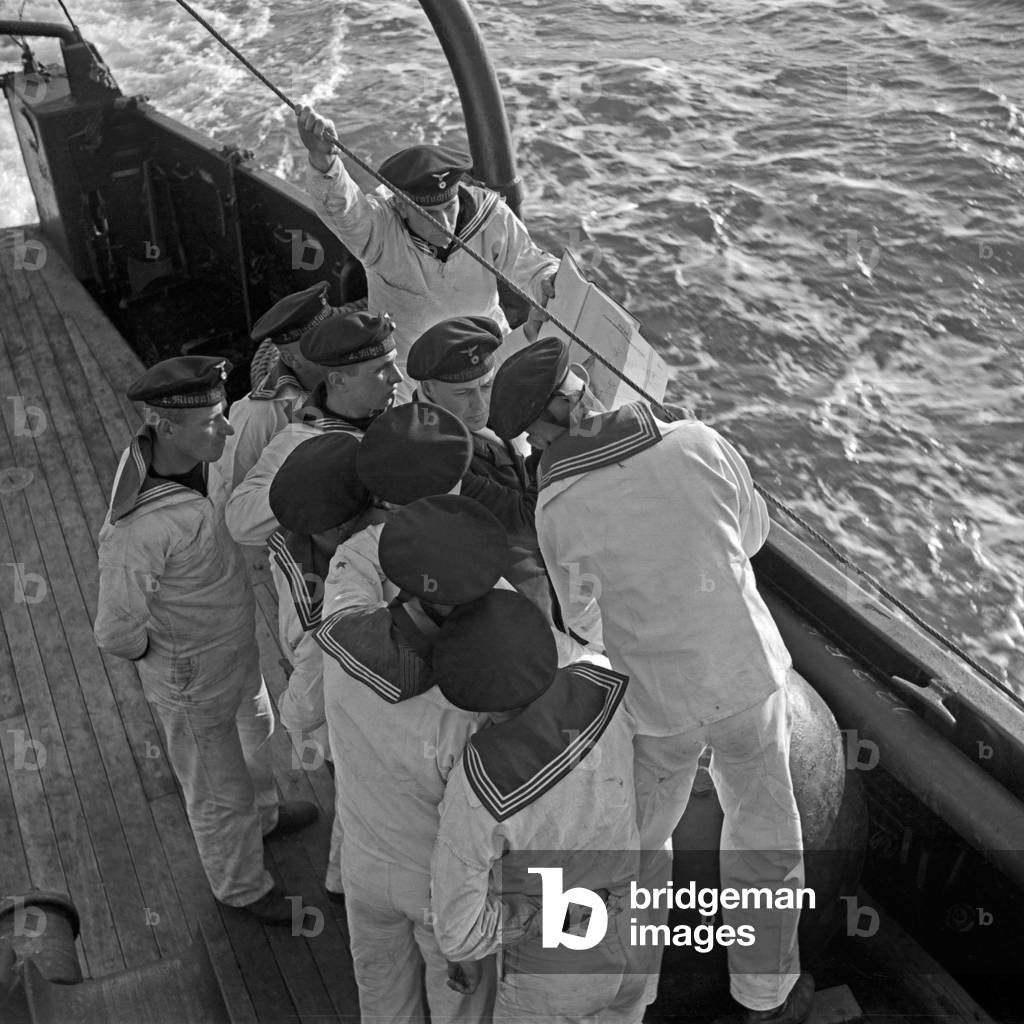 Navy recruits of the 2nd minesweeper flotilla exercising with their petty officer, Germany 1930s (b/w photo)