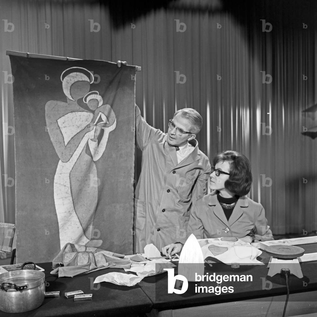 Presenter Friedrich Karl Ries explaining the basics of batik dyeing in his homeworking show, Germany 1960s