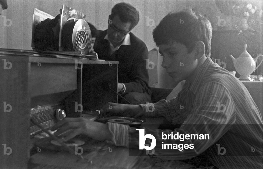 A young reader of the German 