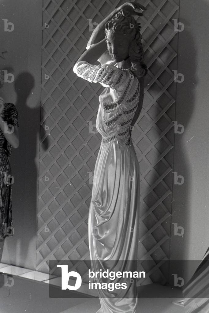 Display dummy in a feastful evening dress, made of the synthetic rubber vistra of the chemistry company I, G. Farbenindustrie AG, Germany 1940s (b/w photo)