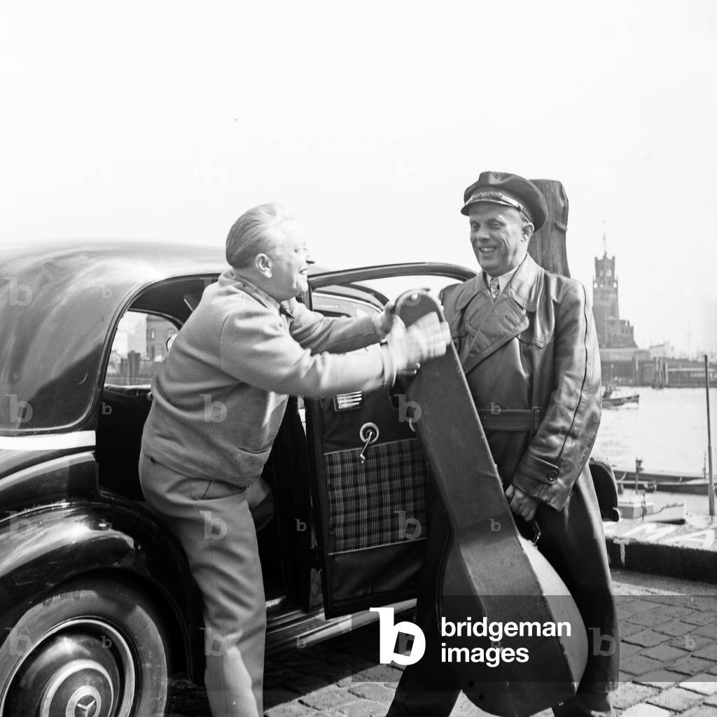German lutenist Richard Germer with his lute leaving a car at Hamburg, Germany 1950s