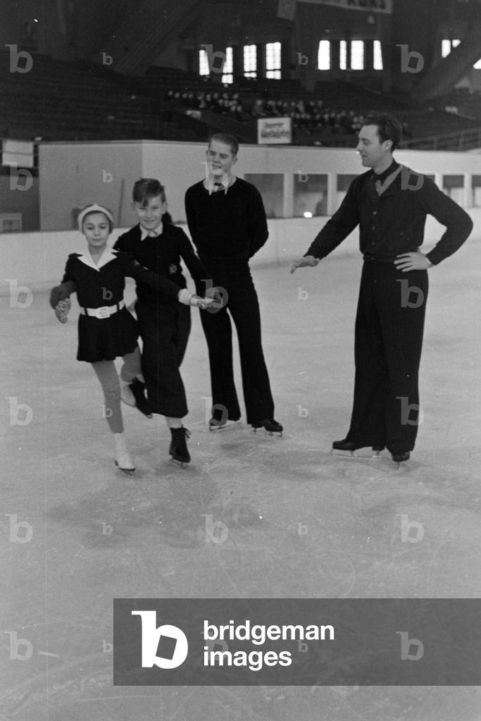 The Austrian figureskater and Olympics champion Karl Sch/Sfer during a training course of a group of Hitler Youth members in an ice stadium in Dortmund, Germany 1930s