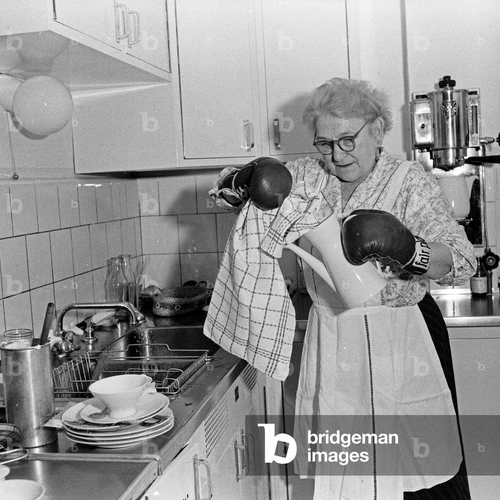 Peter Frankenfeld's housekeeper trying to dry a coffeepot with boxing gloves, Germany 1950s