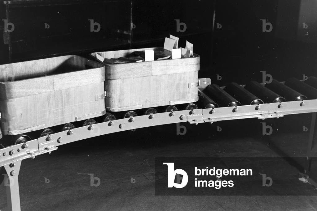 The book conveyor system in the library magazine of the Berlin State Library (former Prussian State Library), Germany 1930s (b/w photo)