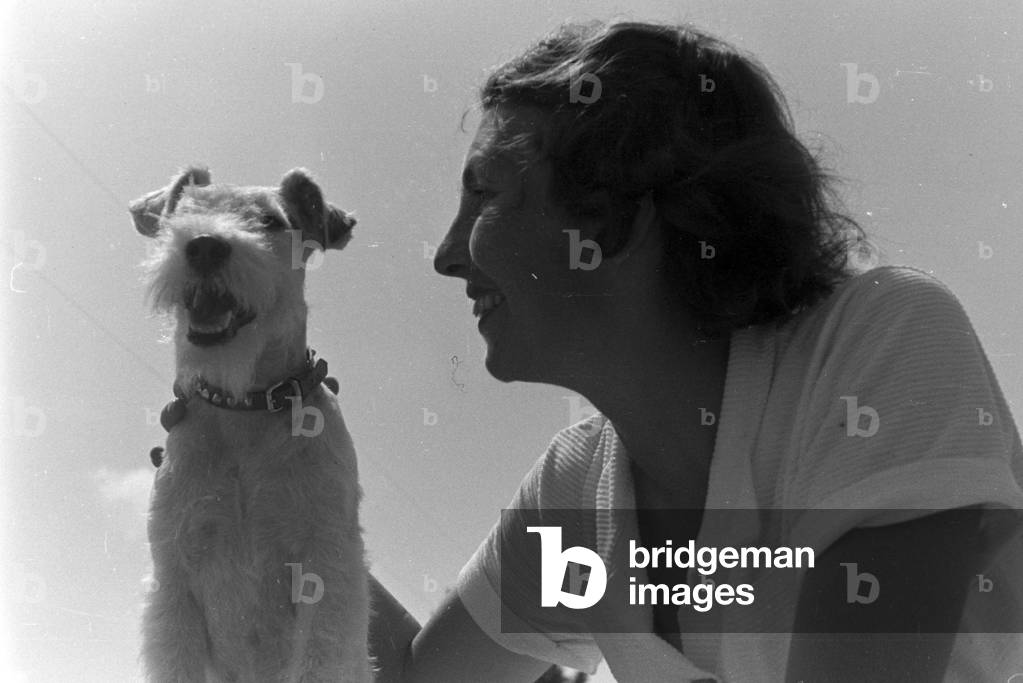 A ride with the Ford V8, Germany 1930s (b/w photo)