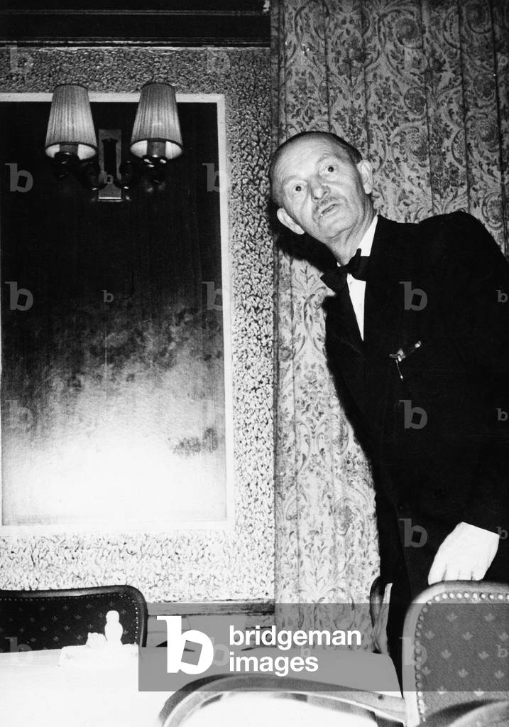 Even the head waiter does a peek-a-boo to the stage of a nightclub at Hamburg Reeperbahn, 1950s