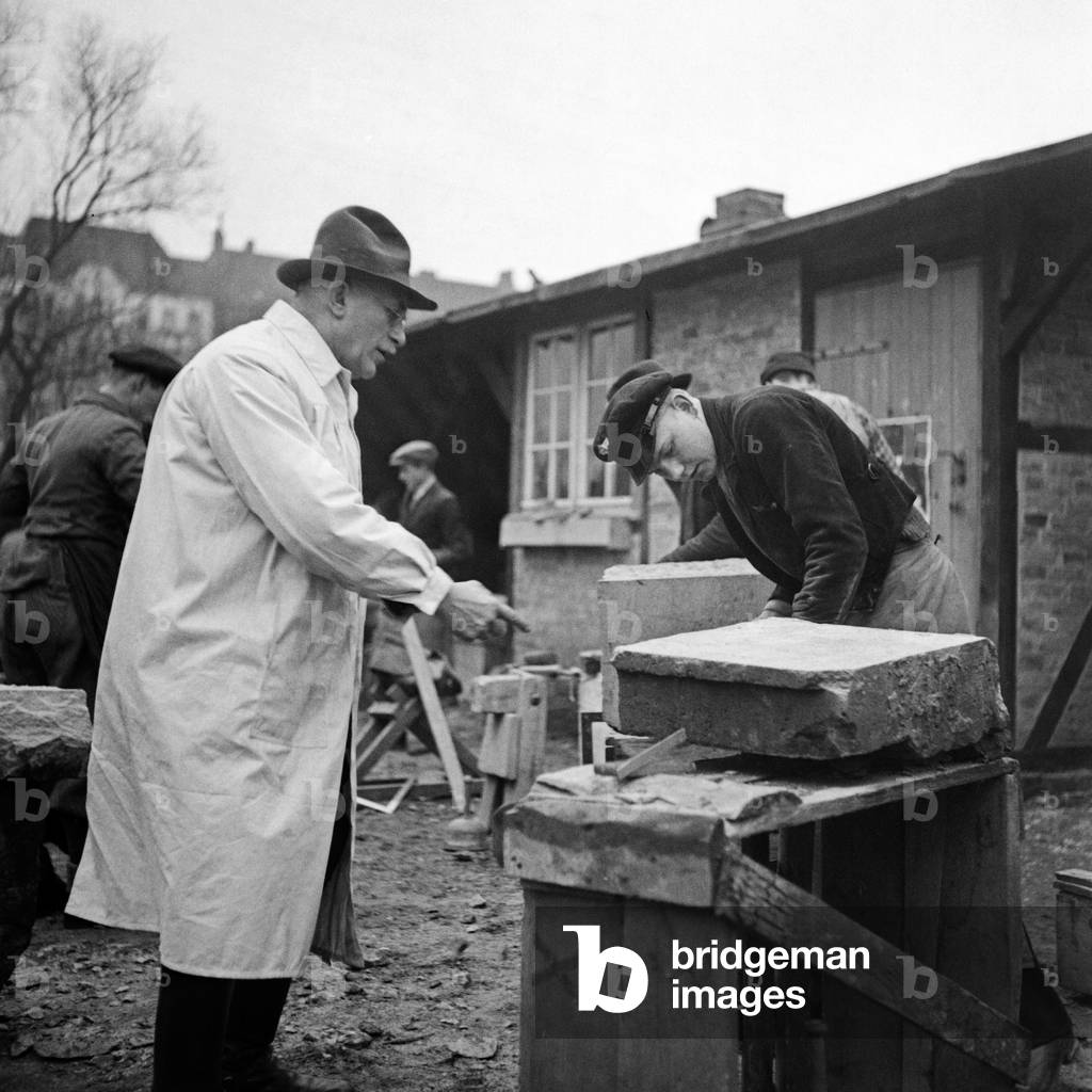 A stonecutter as a competitor of the Reichsberufswettkampf contest 1937, Germany 1930s (b/w photo)