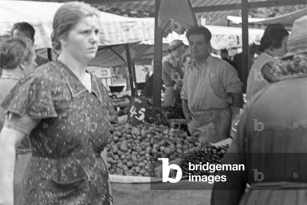Sale of freshly harvested strawberries in the streets of Buehl, Germany 1930s (b/w photo)
