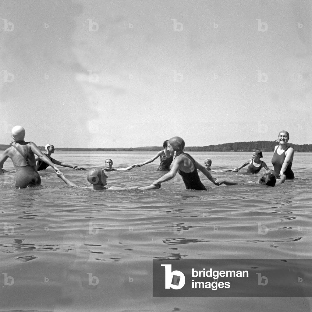 Swimming at lake Werbellinsee at the leisure camp of the Deutsche Arbeitsfront in Altenhof, Brandenburg, 1930s (b/w photo)
