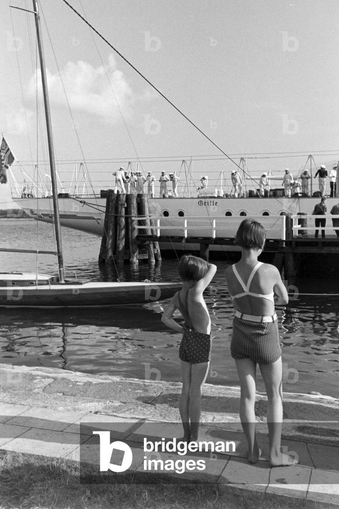 A summer day at the Baltic Sea, Germany 1930s (b/w photo)