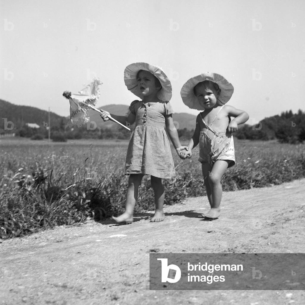 Two toddlers strolling through summer, Germany 1930s (b/w photo)