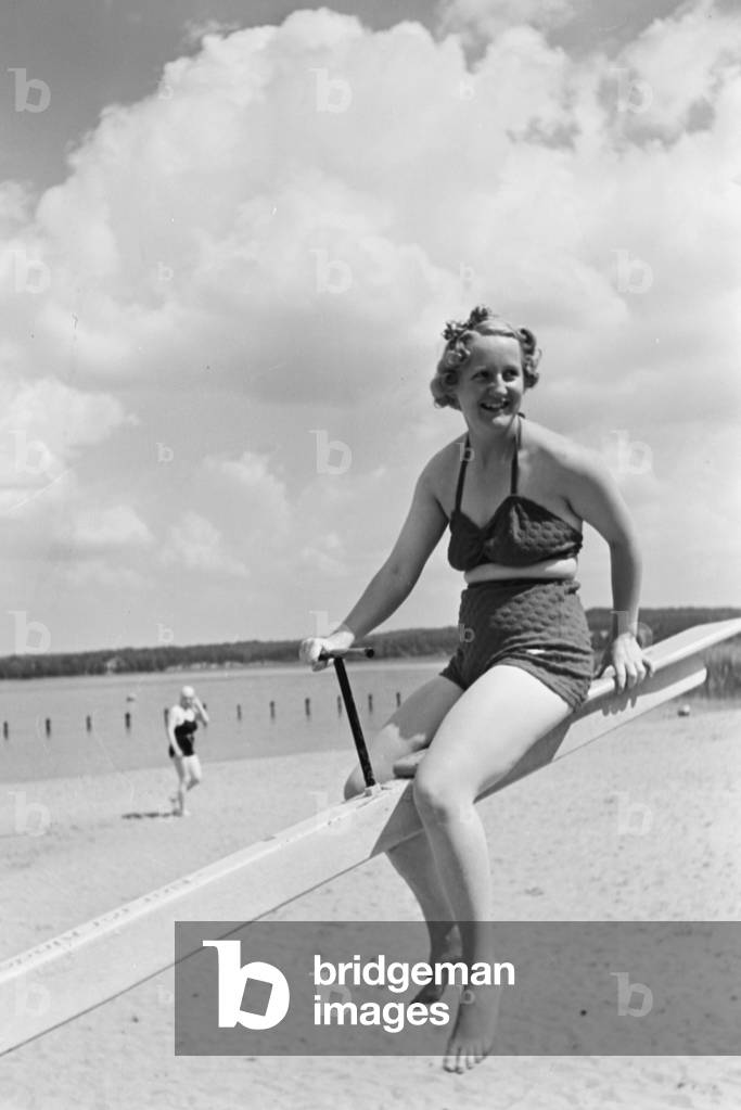 A familiy at the beach during the summer vacations, Germany 1930s (b/w photo)