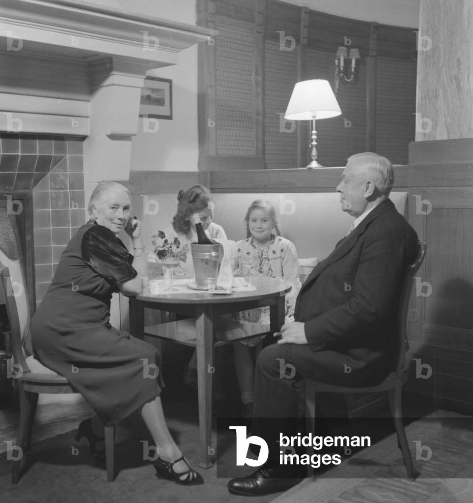 Spa guests at Villa Sommerberg spa hotel at climatic spa Bad Rippoldsau Schapbach in the Black Forest area, Germany 1930s (b/w photo)