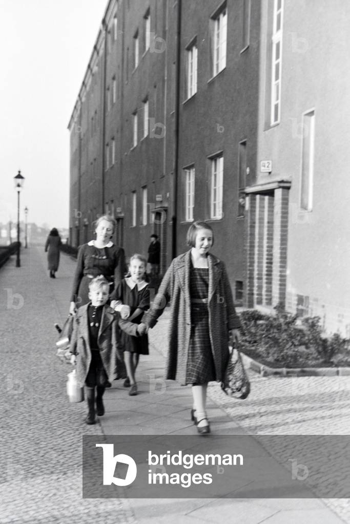 Members of a extended family doing the shopping, Germany 1930s (b/w photo)