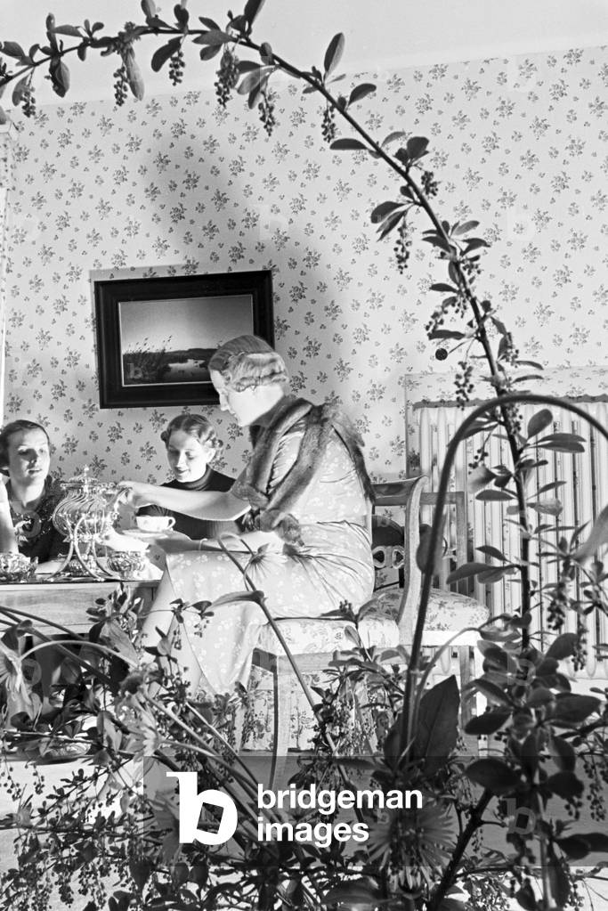 Relaxation in Hotel Wehrle in Triberg during a journey to the Black Forest, Germany 1930s (b/w photo)