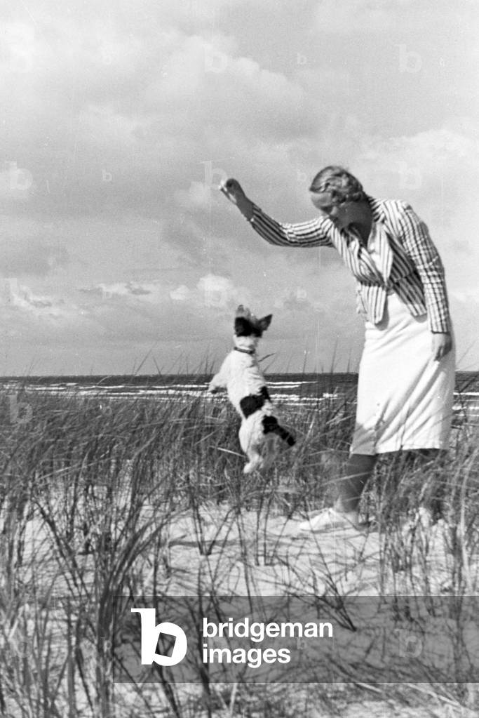Holidaymaker at the beach of the BAltic Sea, Germany 1930s (b/w photo)
