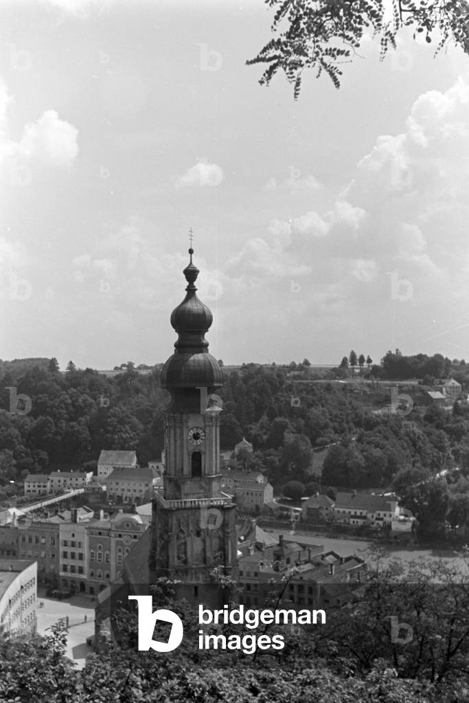 St Jacob's church at Burghausen in Bavaria, Germany 1930s (b/w photo)