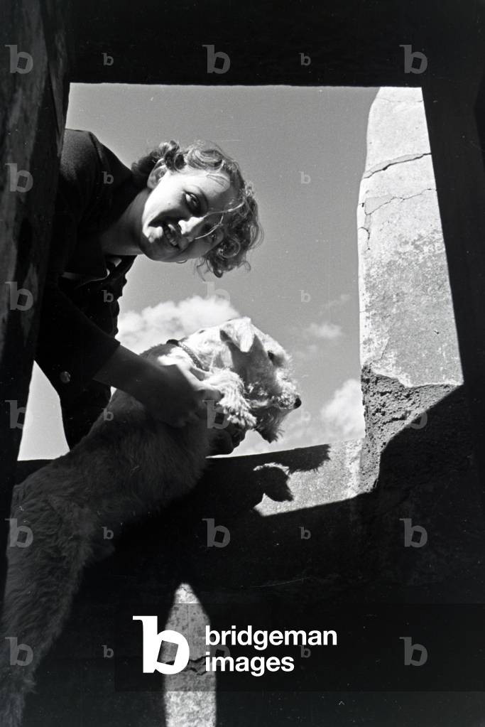 A woman going on an excursion, Germany 1930s (b/w photo)