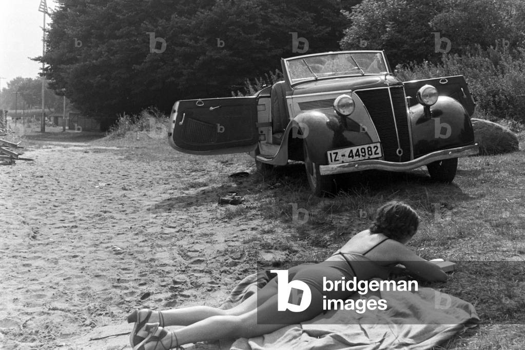 Vacation by car on the shore of the Baltic Sea, Germany 1930s (b/w photo)