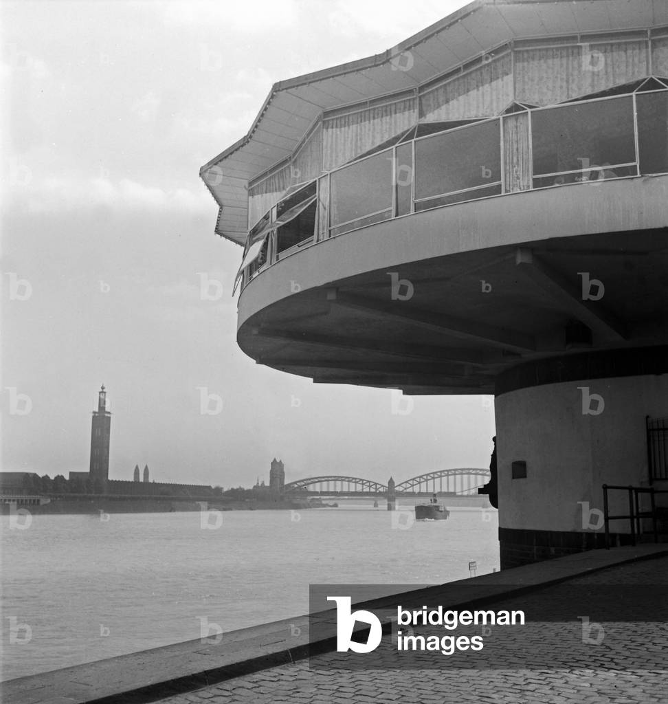 View from the Bastei southward to Hohenzollernbruecke and fair buildings with tower, Cologne 1930s (b/w photo)