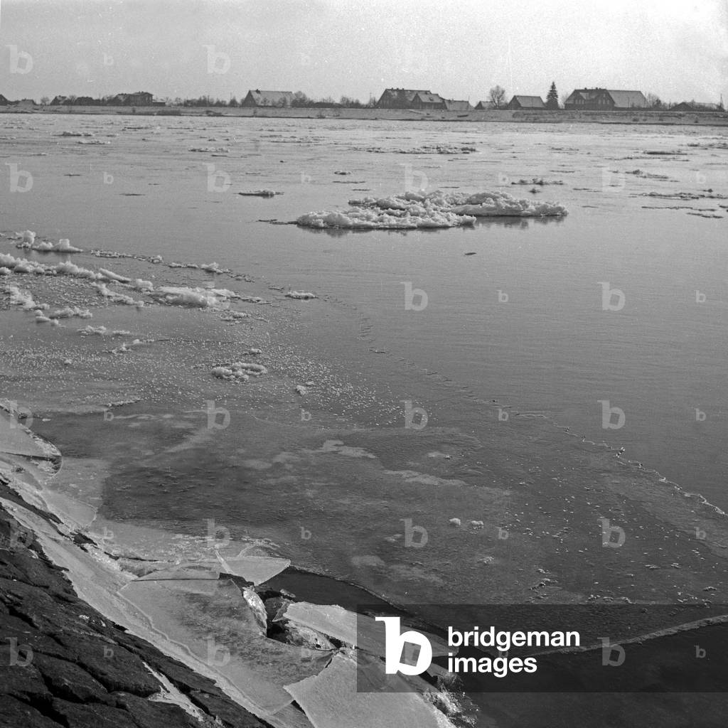 Ice floes on river Elbe around Hamburg, January 1956