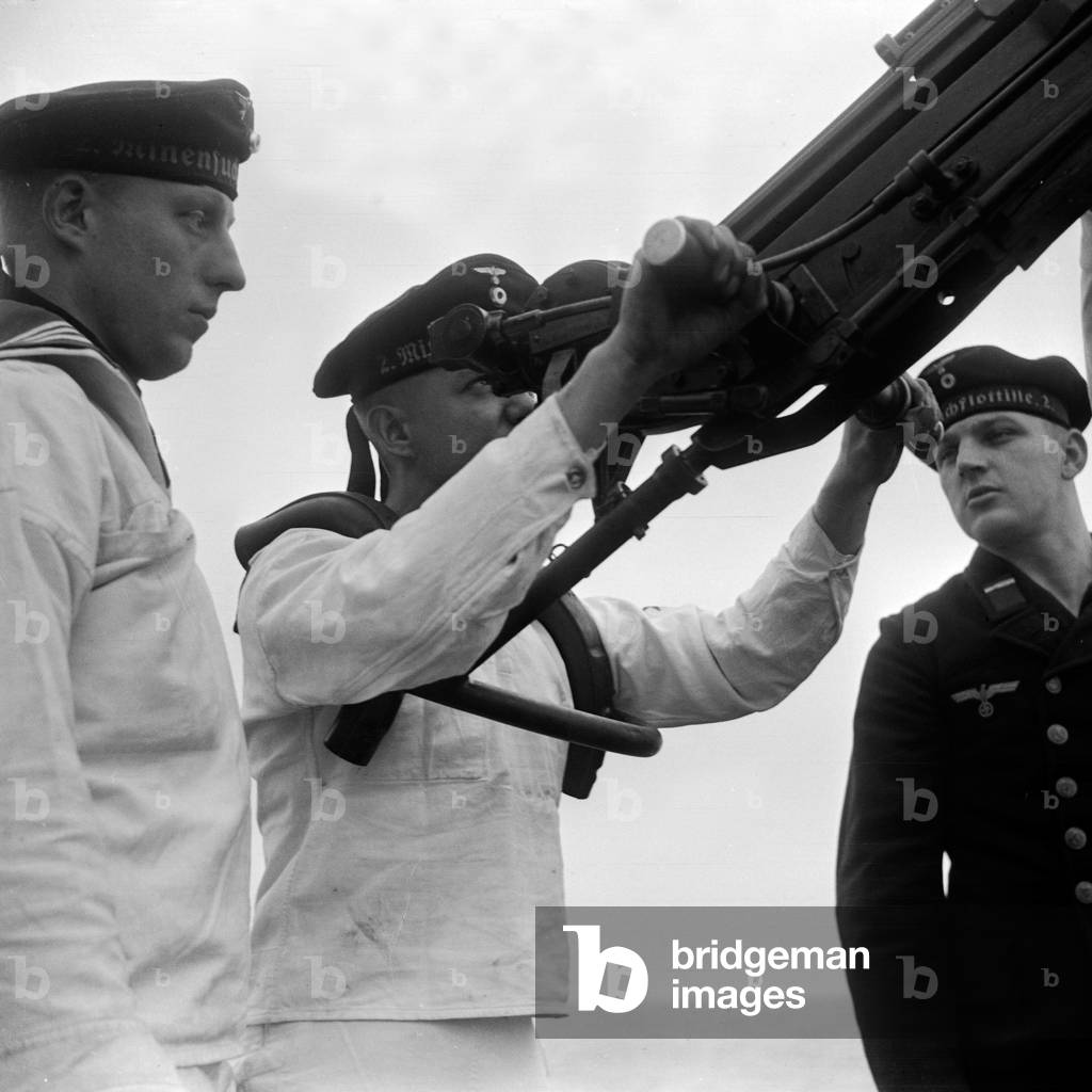 Two navy recruits of the 2nd minesweeper flotilla aiming with a cannon, Germany 1930s (b/w photo)