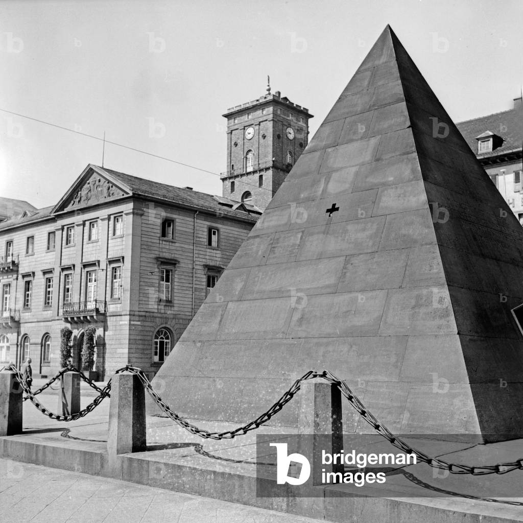 The Karlsruhe city hall with the pyramid at the main market, Germany 1930s (b/w photo)