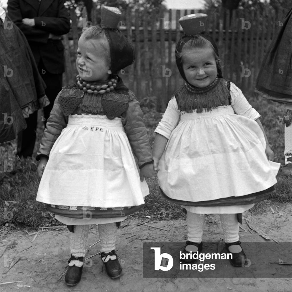 Two little girls wearing the Western Hessian array of the Schwalm area, Germany 1930s (b/w photo)